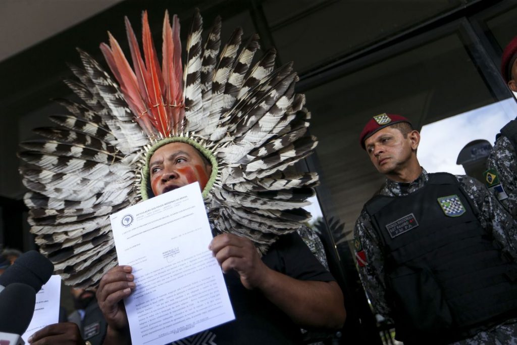 Representantes de povos indígenas vão ao Centro Cultural Banco do Brasil (CCBB) entregar carta para o presidente eleito Jair Bolsonaro.
