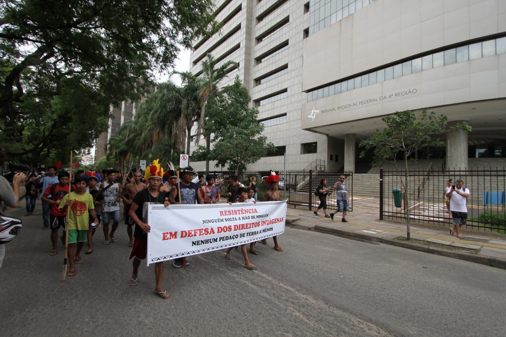 Centenas de indígenas das etnias Guarani e Kaingang e apoiadores da causa realizaram um ato no início da tarde em frente ao Incra e saíram em caminhada até o MPF 