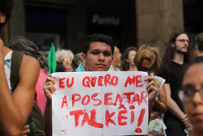Manifestação reuniu sindicalistas, lideranças políticas, aposentados e jovens no centro de Porto Alegre