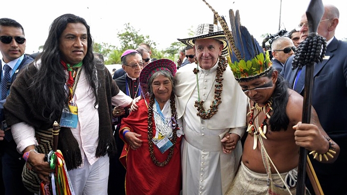 Francisco com indígenas da Amazônia peruana: a igreja católica incomoda Bolsonaro com o vanguardismo do papa 