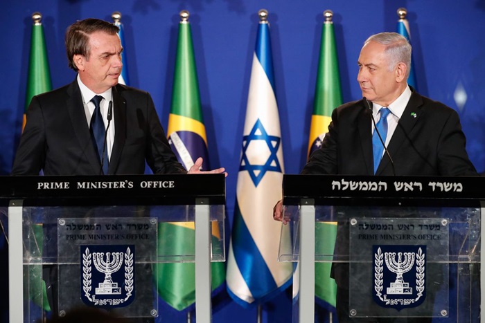 Sinais trocados: o presidente da República, Jair Bolsonaro, e o primeiro-ministro de Israel, Benjamin Netanyahu, durante declaração conjunta em Jerusalém