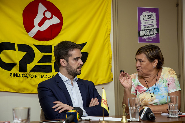 O governador Eduardo Leite (PSDB) e a presidente do Cpers, Helenir Schürer, fazem reunião no dia 29. A dirigente alerta para risco de "apagão na educação" do estado 