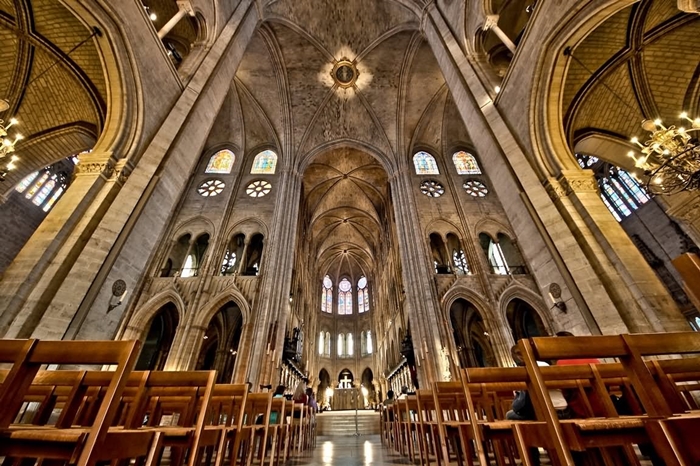 Interior da catedral construída há mais de oito séculos e meio