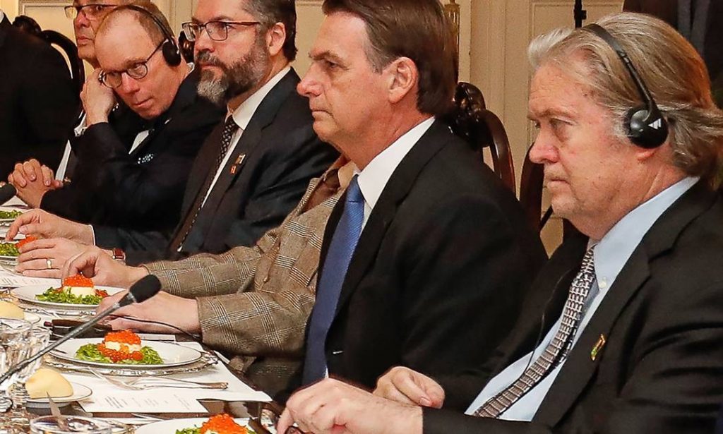 Steve Bannon durante jantar com Bolsonaro e Trump em Washington