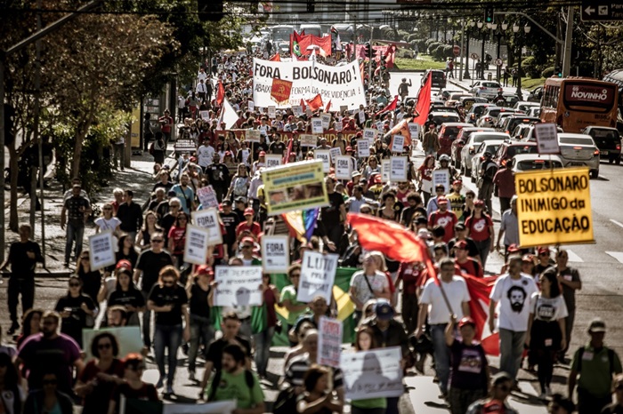 Trabalhadores de diversas categorias e estudantes tomaram as ruas de Curitiba. Ônibus não circularam