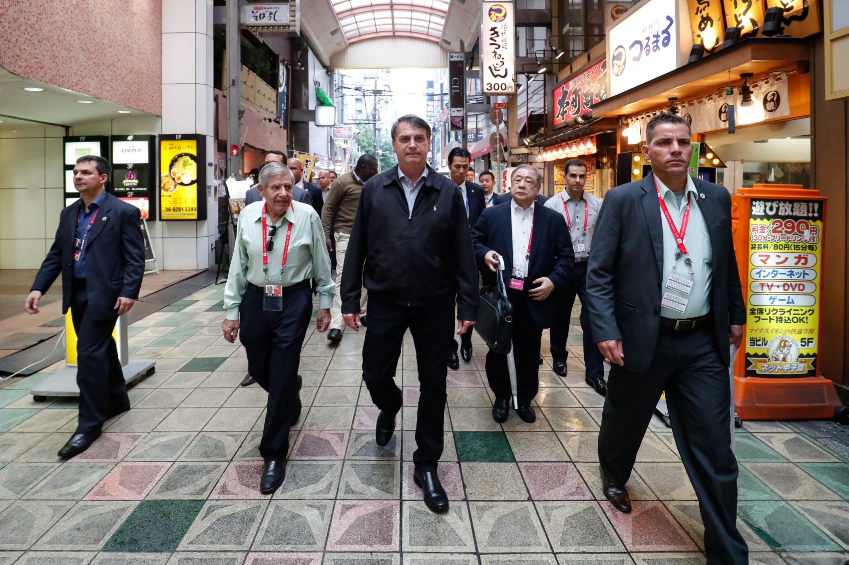 Jair Bolsonaro passeia pela cidade de Osaka, no Japão