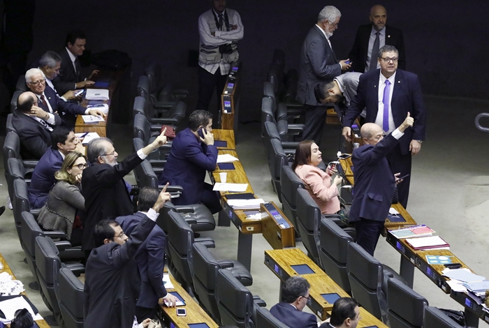 Primeira das duas votações em plenário na Câmara começou nesta quarta-feira, 10 de julho, com denúncias de compra de votos de parlamentares por Bolsonaro
