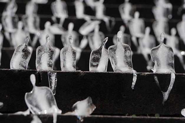 Monumento Mínimo, foi feita com mais de 5 mil figuras de gelo e disposta nas escadarias da Chamberlain Square, em Birmingham, Reino Unido