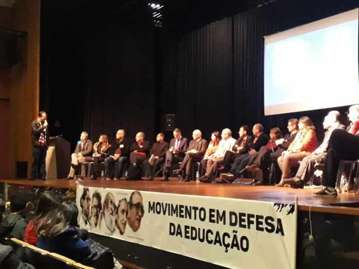 Educadores, estudantes e lideranças de entidades ligadas à educação se revezaram em expressar a gravidade dos ataques ao ensino público, em painel realizado no auditório da UFCSPA