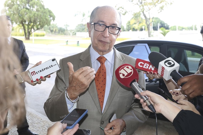 Sob pressão do Planalto devido a procedimentos de investigaão adotados pela Receita, Cintra substitiui o segundo nome no comando do Fisco