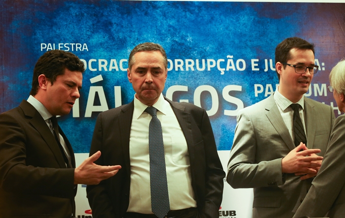 O então juiz Sergio Moro, o ministro Luís Roberto Barroso, do STF, e o procurador Deltan Dallagnol, em palestra sobre a Lava Jato no Uniceub, em agosto de 2018