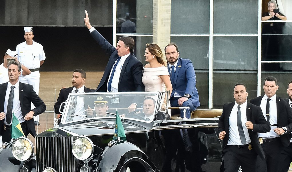 Carlos Bolsonaro de carona no Rolls-Royce na posse do presidente Jair Bolsonaro