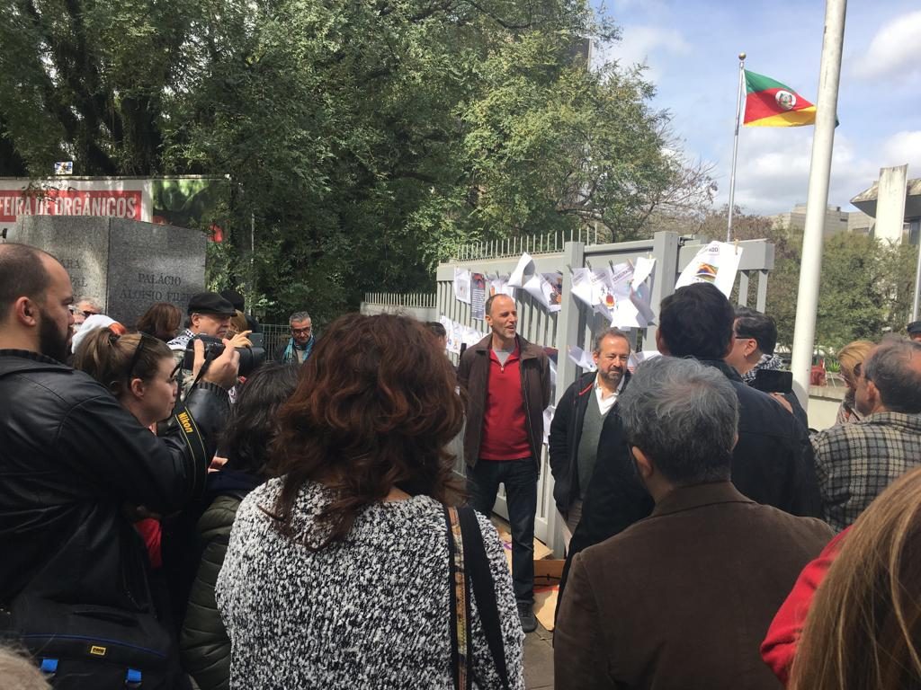 Protesto em frente à Câmara de Vereadores contra retirada da mostra Independência em Risco