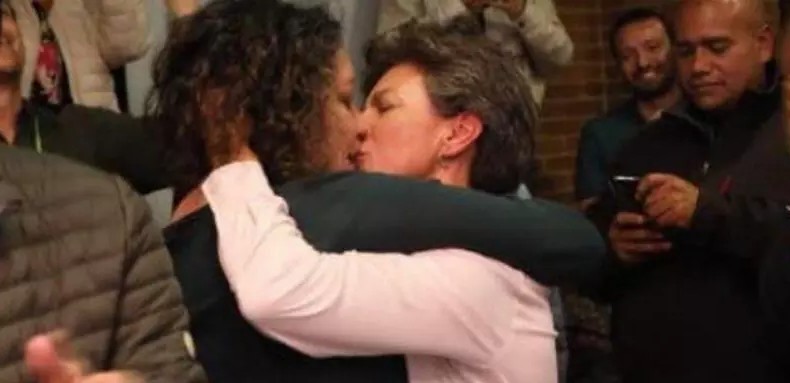 Prefeita de Bogotá Claudia Lopez beija sua companheira a senadora Angélica Lozano