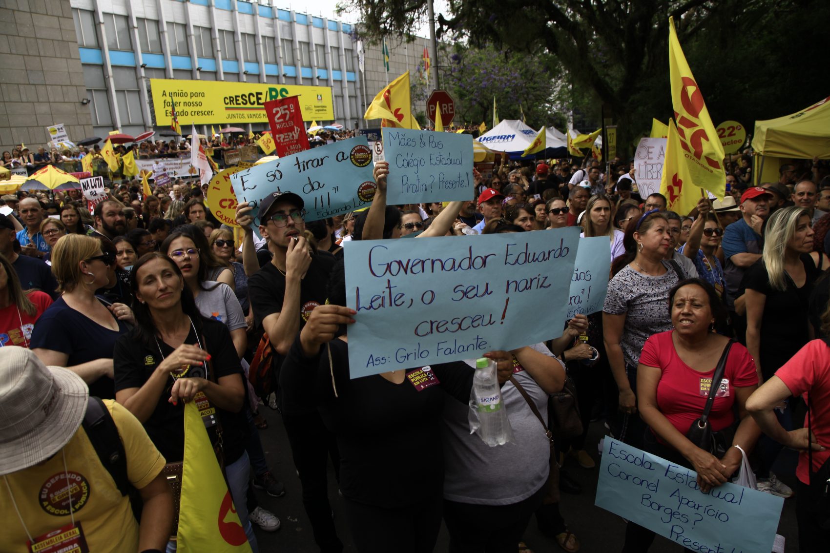 Assembleia reúne mais de 20 mil na Praça da Matriz em Porto Alegre: greve continua