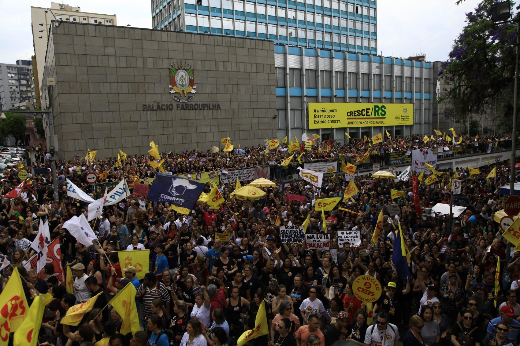 Assembleia reúne mais de 20 mil na Praça da Matriz em Porto Alegre: greve continua