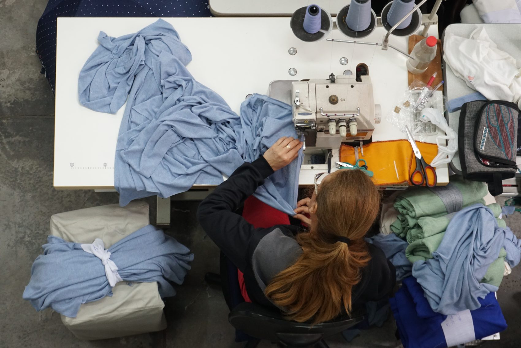 Projeto de economia feminista envolve cerca de 500 cooperados desde o plantio de algodão orgânico até a confecção do produto final
