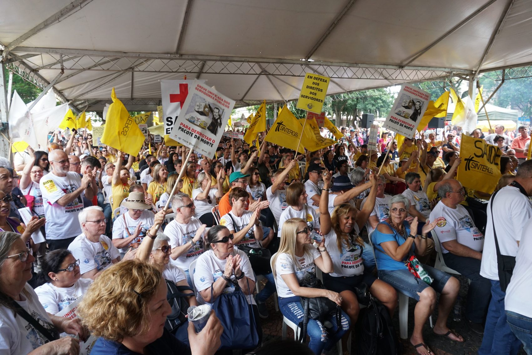 Assembleia unificada de servidores públicos mantém greve no rio grande do sul