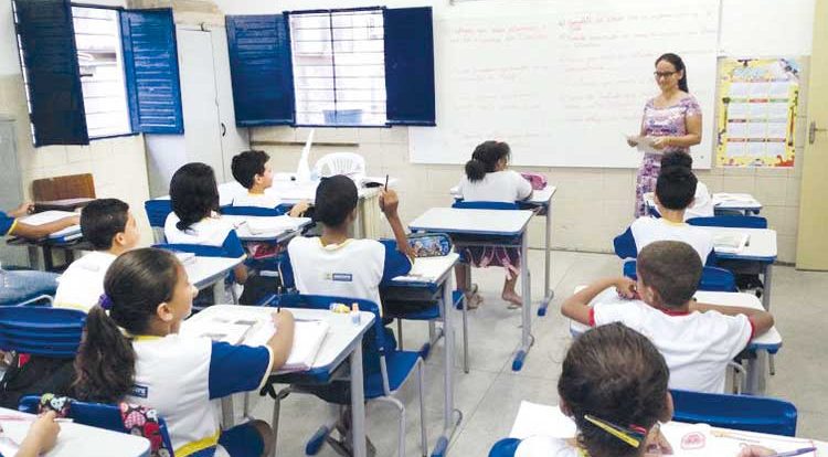 Capes abre editais para 60 mil bolsas de formação de professores