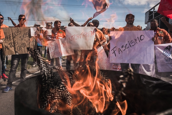 Sob forte aparato policial, a categoria protestou contra demissões na Fafen, onde 145 petroleiros queimaram as cartas de demissão enviadas pela empresa