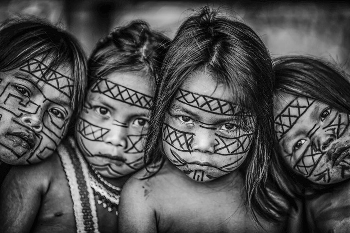 Crianças da etnia Kaxinawá, na aldeia Água Viva, no Acre