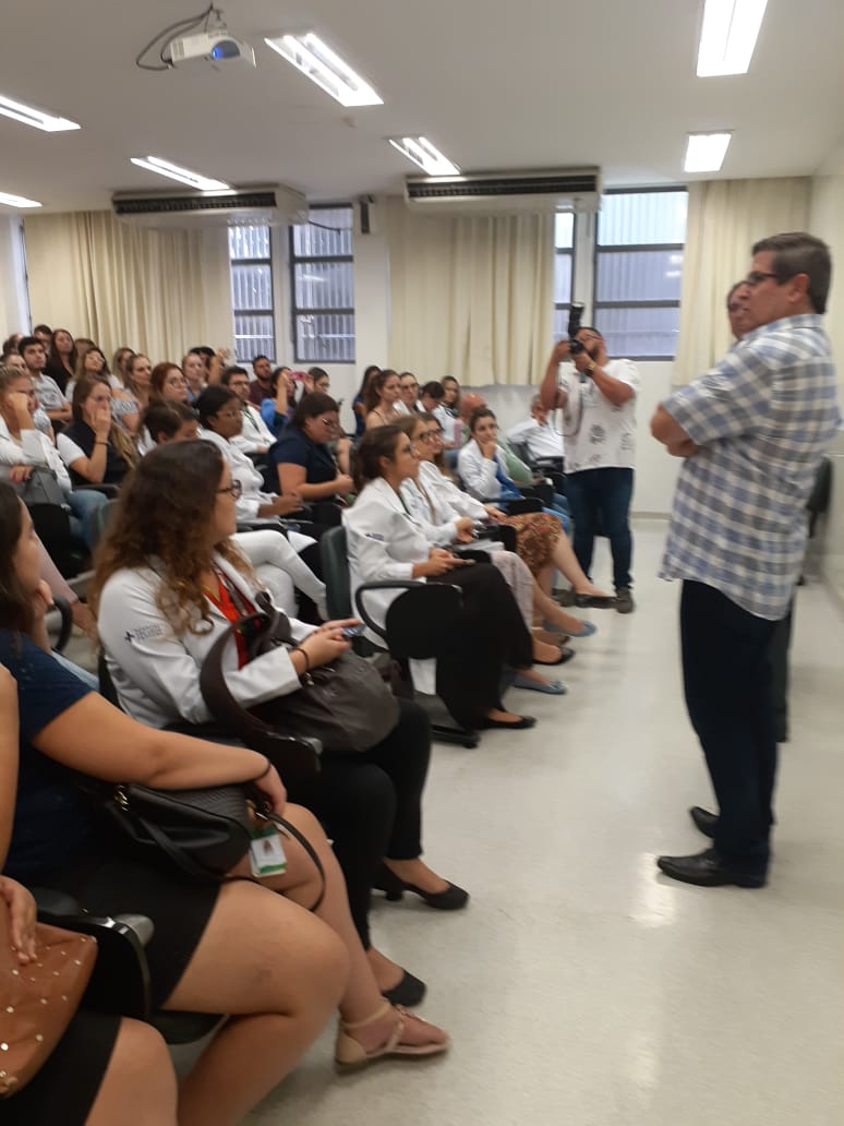 O presidente do Sindicato Médico do Rio Grande do Sul (Simers), Marcelo Matias em reunião com médicos e trabalhadores do hospital, no dia 5