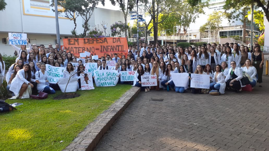 Nesta sexta-feira, 6, pela manhã, um grupo de cerca de 200 estudantes, médicos residentes e professores da faculdade de medicina da PUC organizaram uma manifestação em frente à reitoria da Universidade.