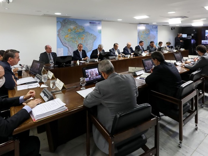  Bolsonaro e ministros foram duramente criticados durante videoconferência com governadores