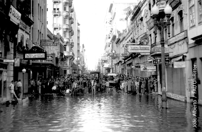 Rua dos Andradas, entre a Uruguai e a General Câmara, próximo da CEEE, durante a enchente 1941. Imagem do Acervo João Alberto da Fonseca, uma das estruturas que foram desarticuladas no curso de Arquitetura, segundo a denúncia