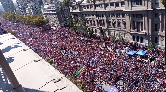 Milhares de mulheres tomaram as ruas de Santiago, a capital, para combater o machismo e o patriarcado