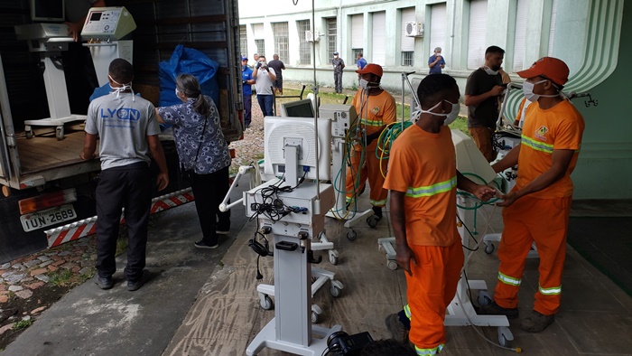 Servidores municipais retiram equipamentos do Hospital Parque Belém para transferência ao Hospital Conceição