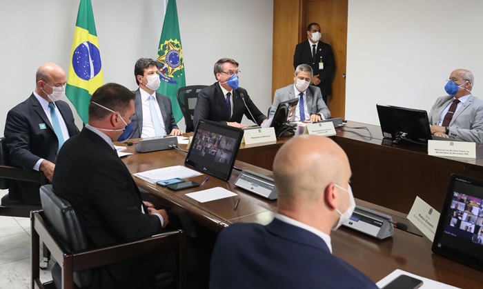 Bolsonaro e ministros participam de videoconferência com representantes da Iniciativa privada: "a economia não pode parar" disse o presidente