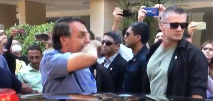 Enquanto o país ultrapassava mil mortos pelo coronavírus, Bolsonaro passeava por Brasília. Na imagem, o presidente limpa o nariz com o braço...