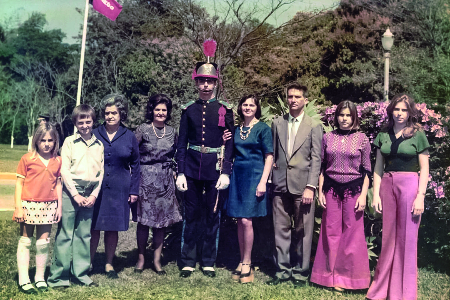 Bolsonaro ainda cadete, em foto com seus familiares. Imagem dos arquivos do Estadão, publicada no livro .