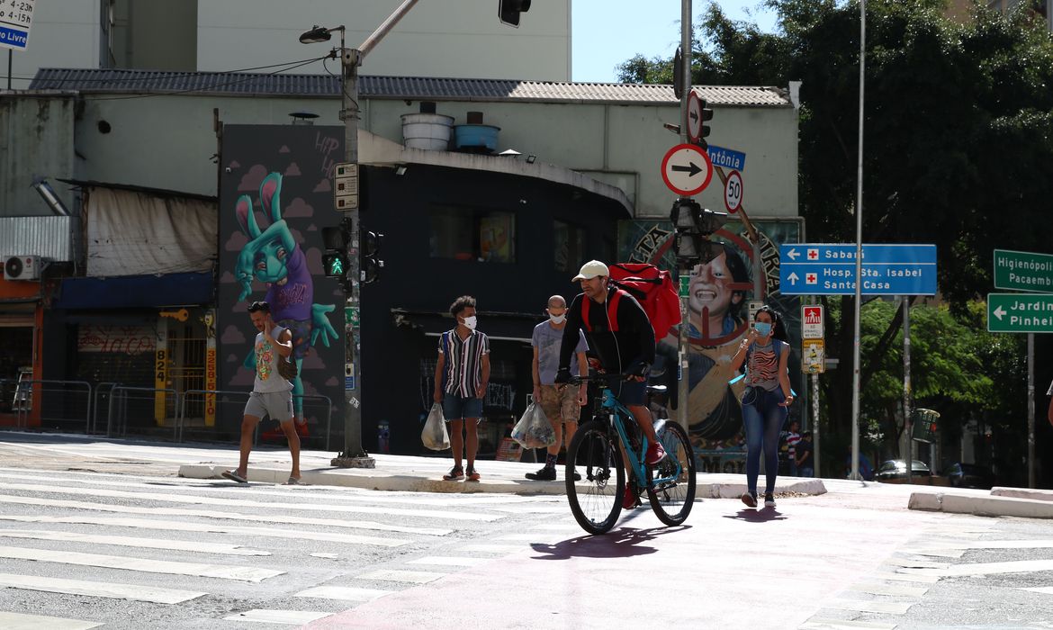 Pedestres usam máscaras de proteção contra covid-19 na rua da Consolação