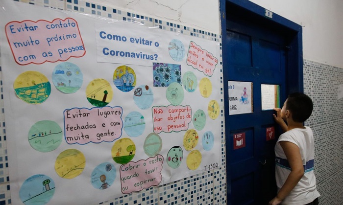 Alunos aprendem a prevenção ao novo coronavírus (Covid-19) na Escola Municipal Pedro Ernesto, no Rio de Janeiro, através de cartazes, trabalhos escolares, e medidas de higiene e convívio pessoal