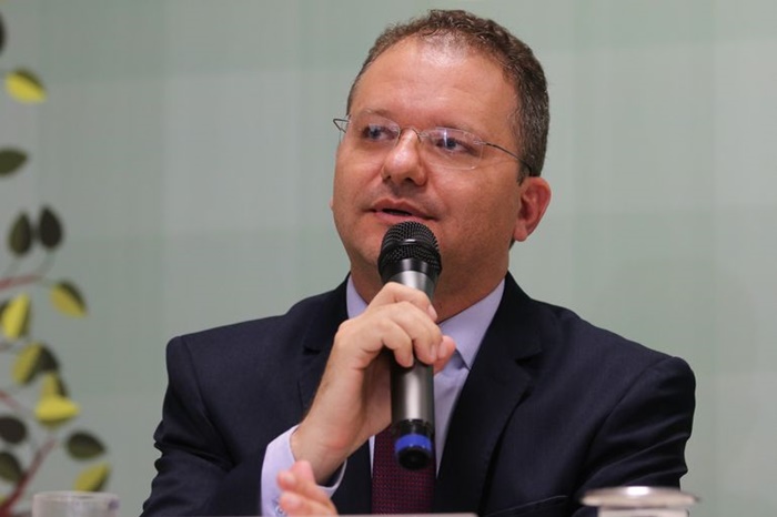 O olavista Carlos Nadalim, secretário de Alfabetização do MEC, deve assumir a pasta até a indicação do novo ministro 