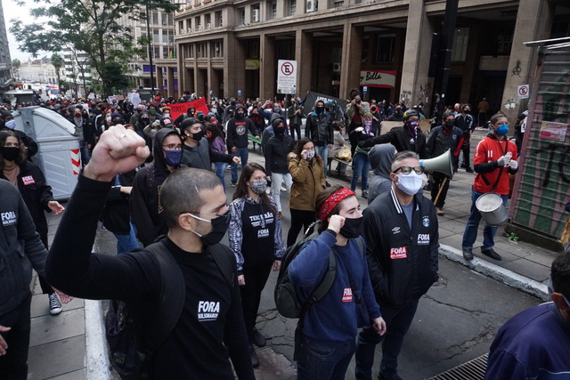 Manifestantes caminharam pelo centro e Porto Alegre e ganharam apoio da população
