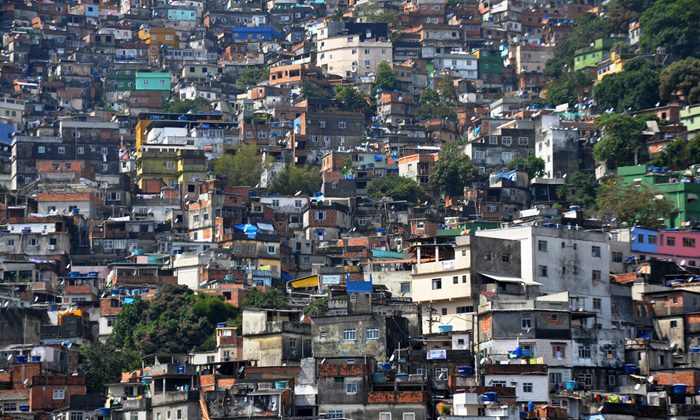 Conforme o IBGE, 40% dos domicílios não possuem banda larga e muitas vezes o acesso à internet se dá apenas por celular, situação comum em comunidades com populações de baixa renda nos grandes centros, como a Rocinha, no Rio de Janeiro