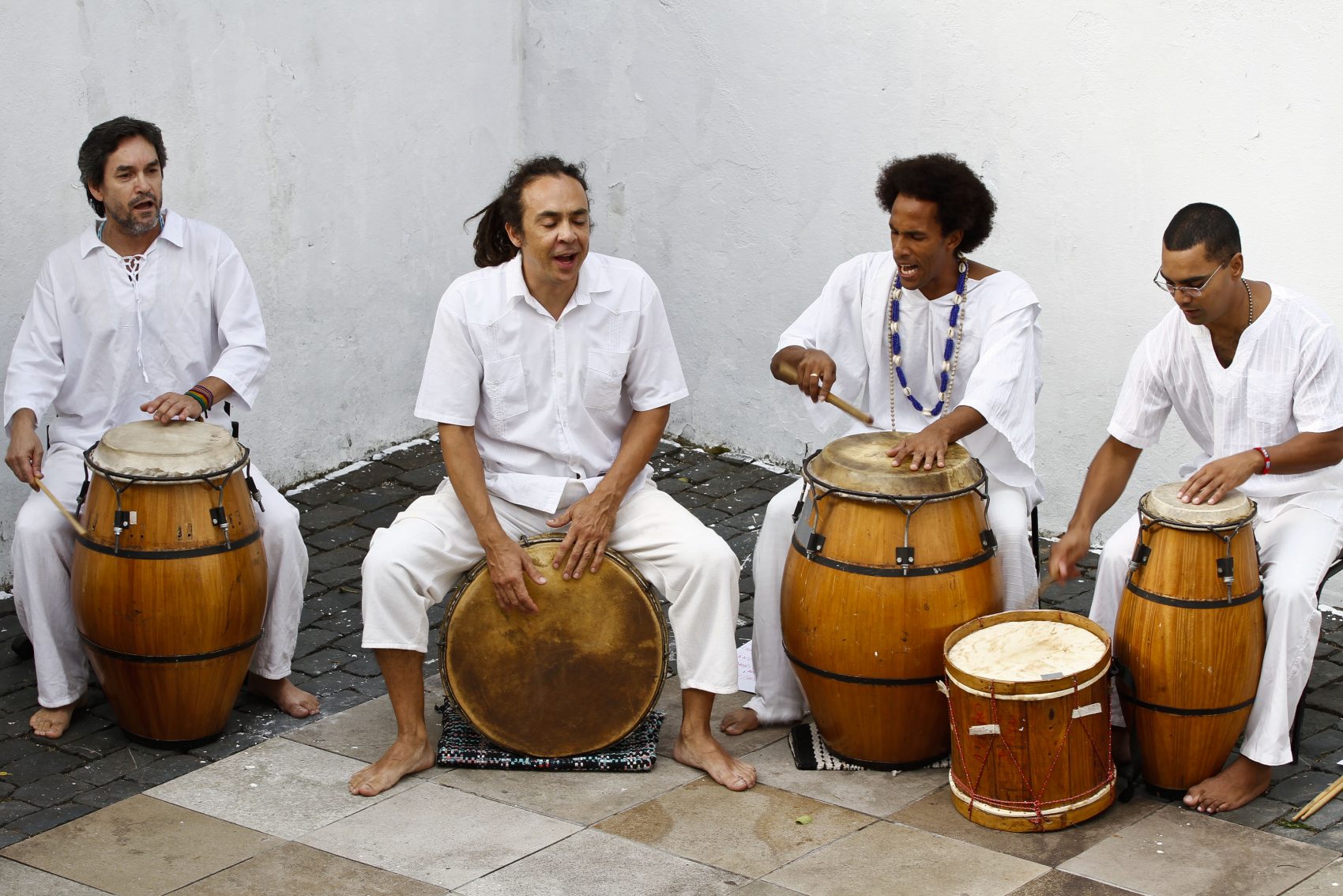 Grupo Alabê Ôni: Richard Serraria é o segundo, da esquerda para a direita, sentado sobre o tambor