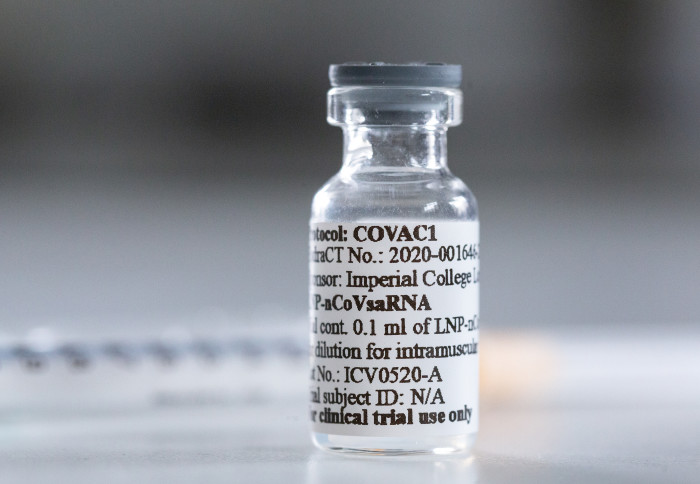 Após testes clínicos, a vacina ChAdOx1 nCoV-19 deverá ser distribuída no Reino Unido e no exterior a partir do início de 2021