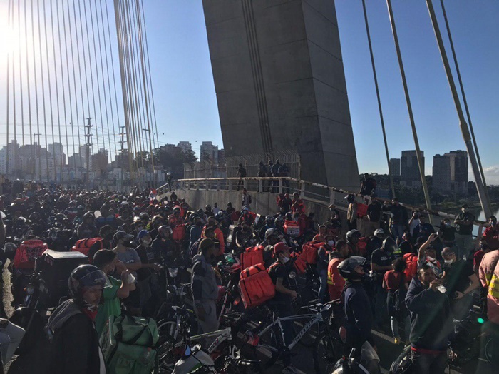 Paralisação na ponte Octávio Frias de Oliveira, no Brooklyn, em São Paulo: a cidade tem entre 50 e 70 mil entregadores de aplicativos