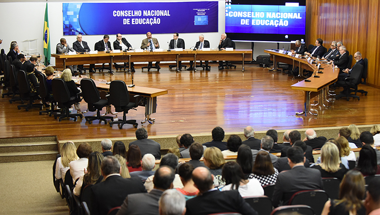 Bolsonaro nomeia olavistas para o CNE