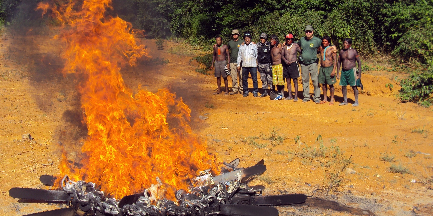 Kayapós observam queima de motosserras de desmatadores da Operação Rios Voadores apreendidas pelo Ibama