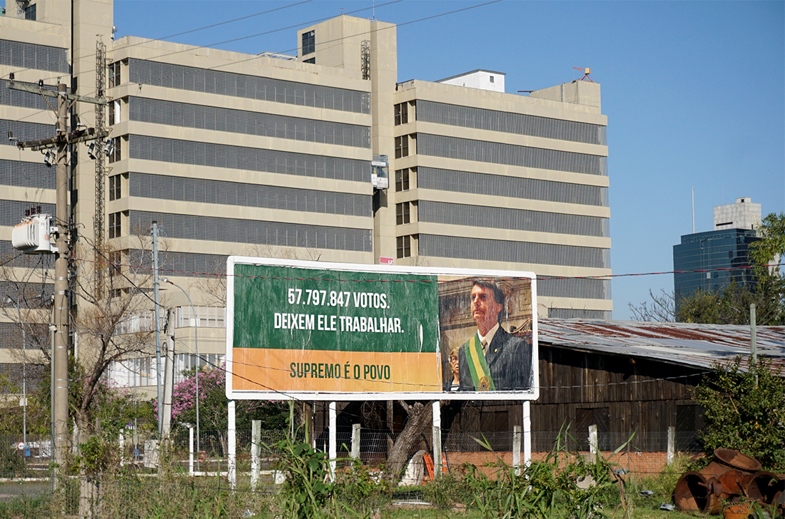 Publicidade na Avenida Edvaldo Pereira Paiva, em frente ao Ministério Público e próximo aos tribunais. em Porto Alegre