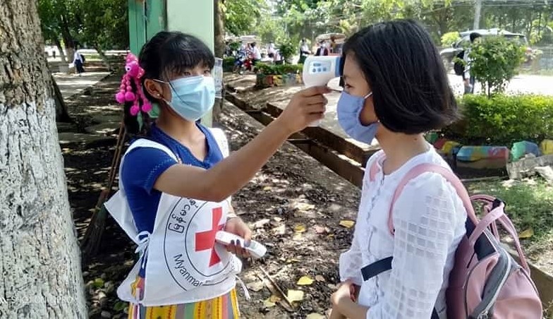 À medida que as escolas básicas do ensino secundário em Myanmar começam a abrir novamente em julho passado, voluntários da Myanmar Red Cross Society passaram a ajudar estudantes e professores a praticar medidas de segurança para se protegerem do covid-19