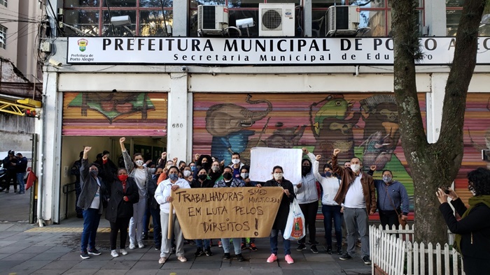 Trabalhadores organizaram protesto contra demissões após acordo que reduziu jornada e salários