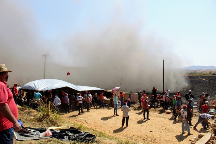 Além de cortar o abastecimento de alimentos e água, PM sitiou o acampamento com fogo e faz constantes sobrevoos de helicóptero para intimidar os assentados 