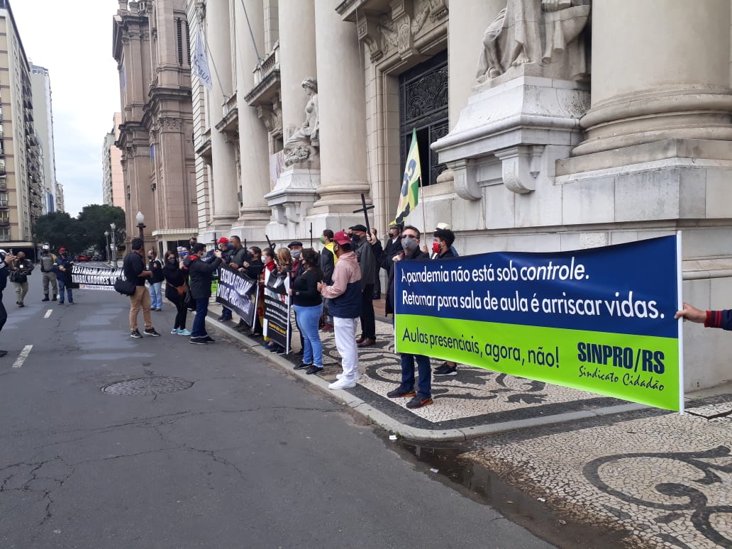ntidades da educação protestam no Palácio Piratini