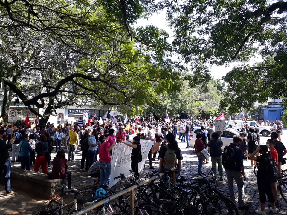 Centenas de estudantes ocuparam o pátio da Reitoria da Universidade Federal do Rio Grande do Sul (Ufrgs), no Centro Histórico de Porto Alegre, contra nomeação de reitor e contra políticas do MEC